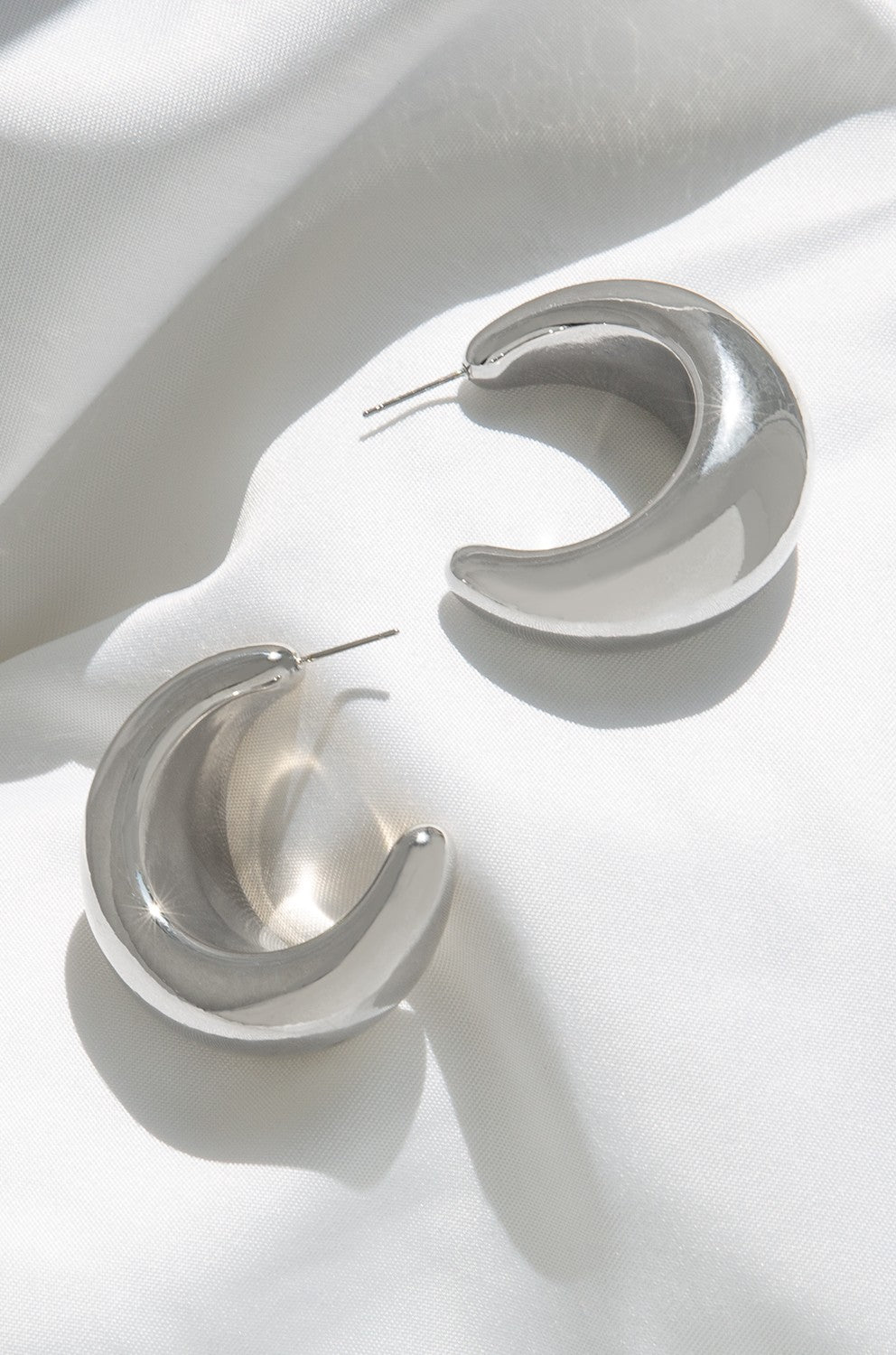 MARLYN SCHIFF Large Hollow Crescent Post Hoop